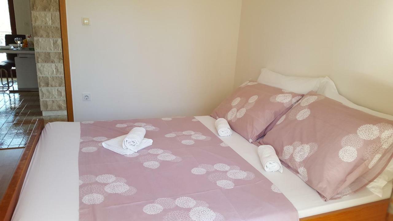 Apartmani I & J Seric Seget Vranjica Eksteriør billede